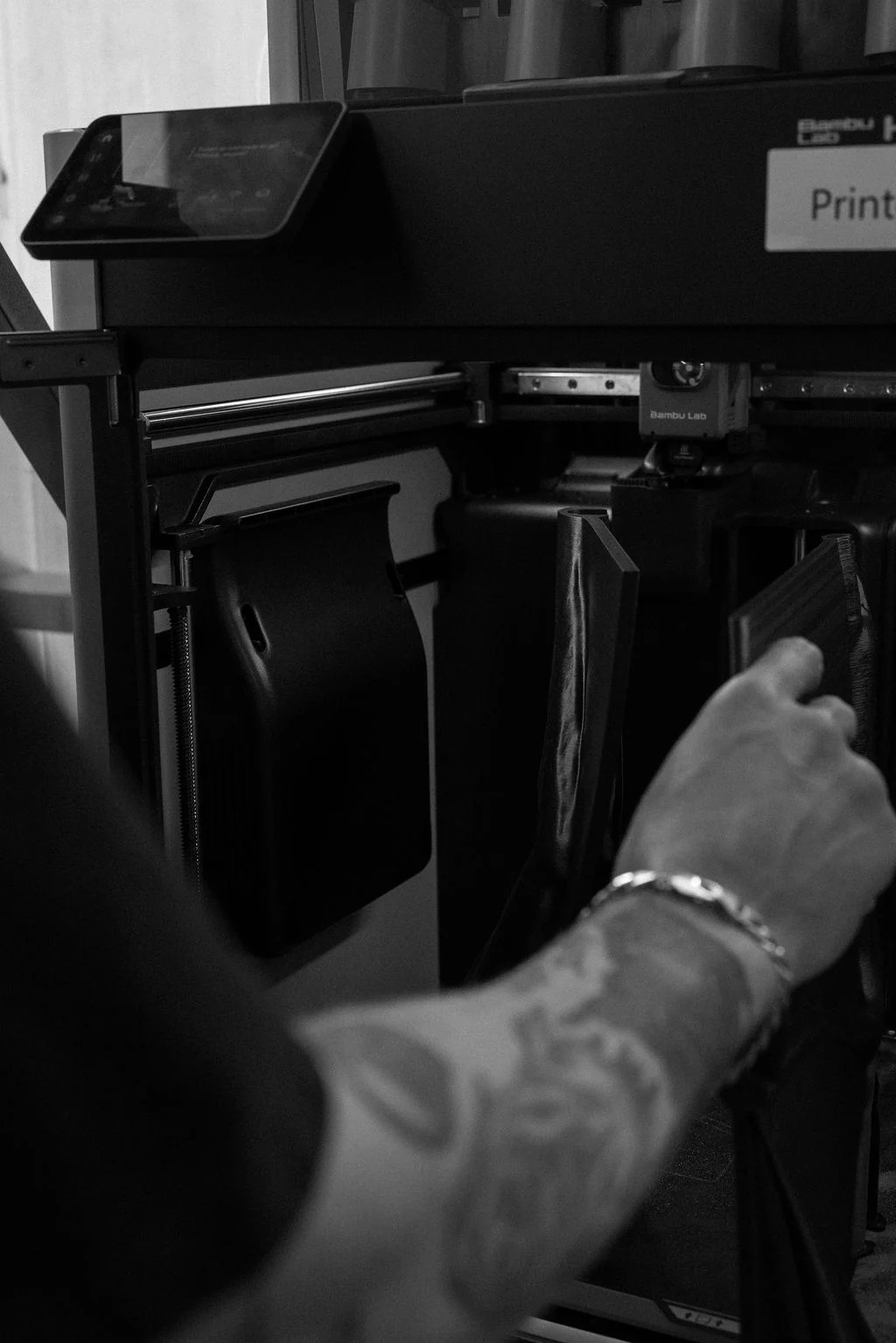 Removing a printed component from a workshop 3D printer